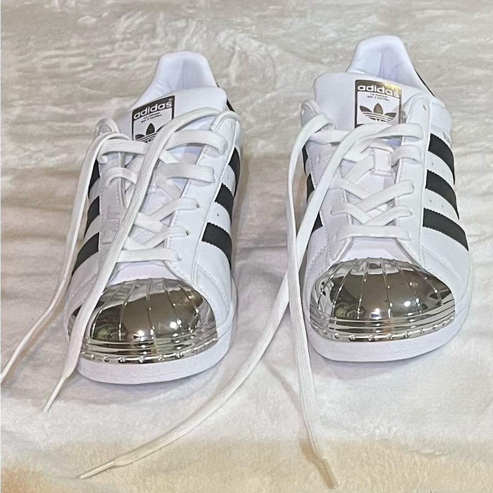 RARE!! NEW! Adidas SuperStars Womens White & Black Chrome Toe Shell Top size 8